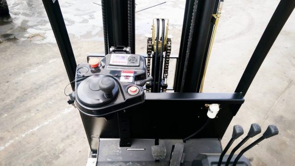 CPD15TVE3-Forklift-Nicosia-controls